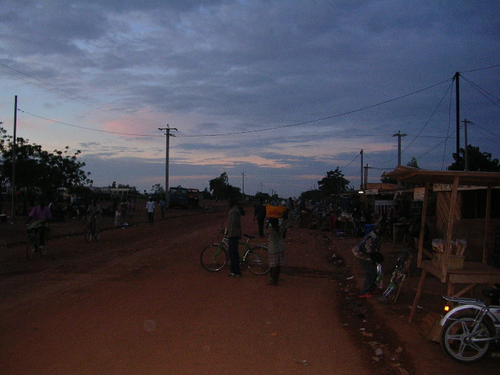 Rue menant à Kamboincé à la tombée de la nuit