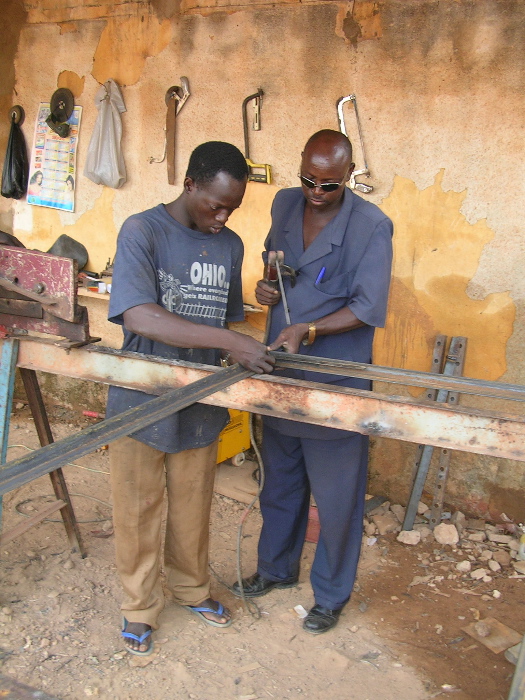 Abel & Mr Nana, the TTA workshop foreman, at the beginning of the construction<br>of the water-heater
