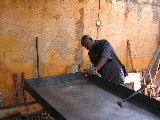M. Nana travaillant sur le réservoir d'eau