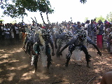 Des danseurs lors de la cérémonie de remise du chauffe-eau