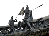 Petites statues de guerriers sur un toit