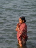 Femme indienne effectuant ses ablutions matinales