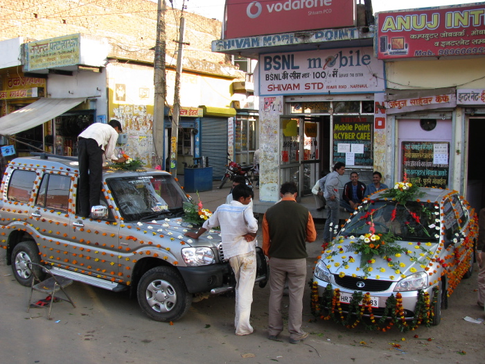 Décoration de voitures de mariage sur la route pour Chirawa