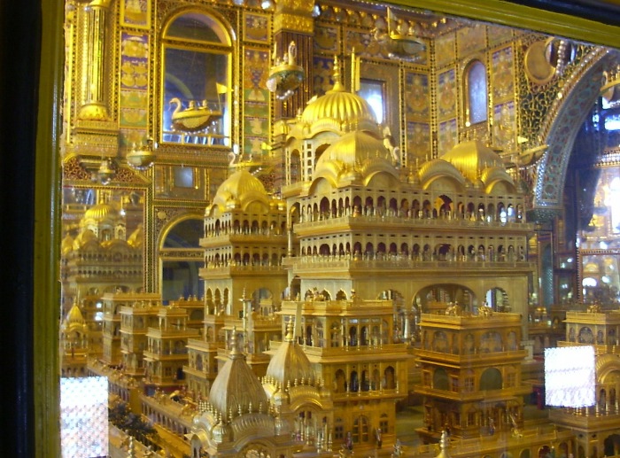 Maquette en or à l'intérieur du temple