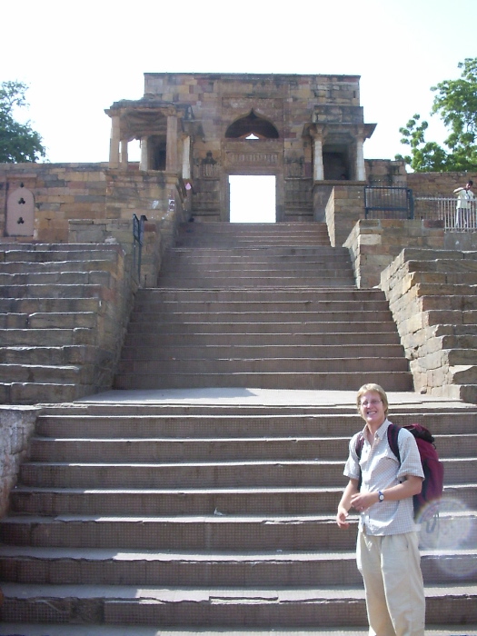 Nicolas devant le portail de la mosquée Adhai din ka Jhonpra
