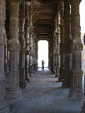 Rangée de colonnes à l'intérieur de la mosquée