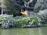 Une sculpture au bord du lac