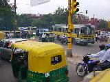 Des rickshaws et un bus
