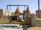 Lilia & Emilie devant les tours d'un temple