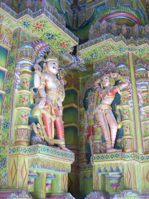 Statues peintes dans le temple
