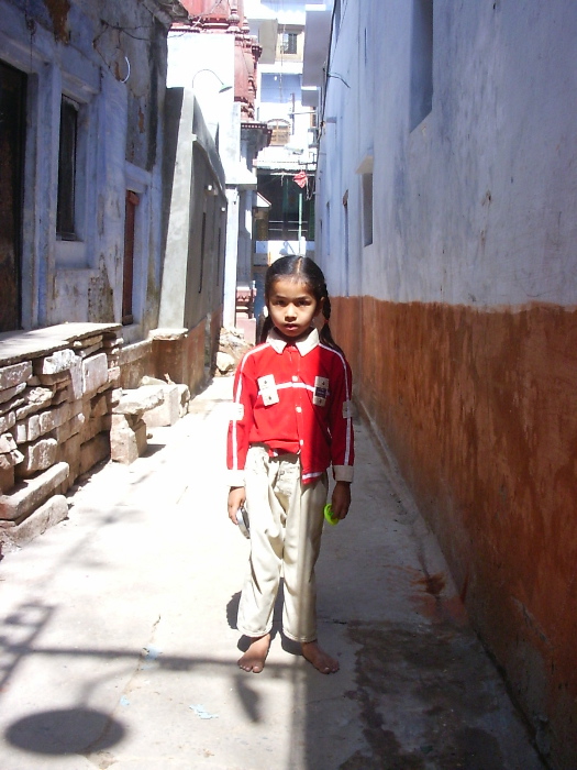 Une petite Indienne dans une ruelle