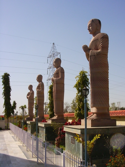 Statues près du Bouddha géant