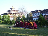 Des moines devant le monastère où nous avons logé