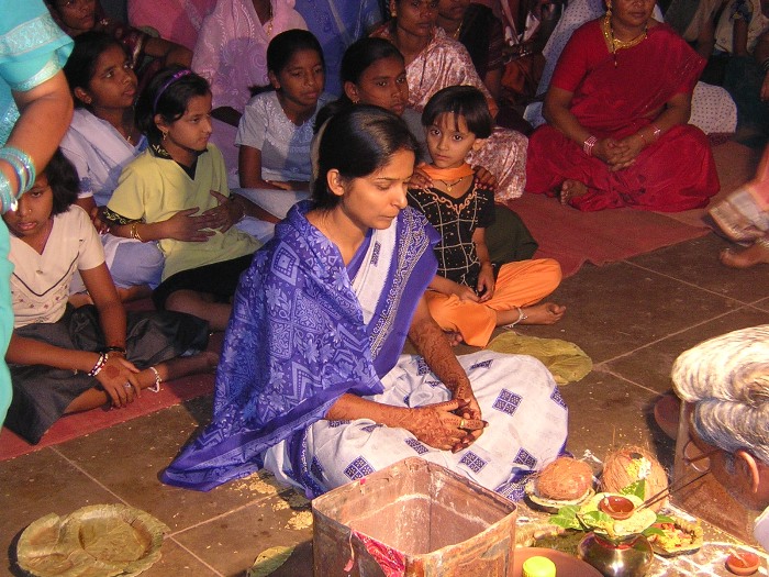 Geetanjali, la mariée, devant le prêtre