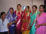 La mariée en compagnie de femmes de sa famille