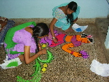 Manju & Pratibha décorant le sol d'une chambre