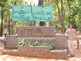Thimo devant le portail d'entrée du parc