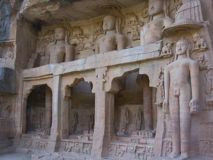 Jaina sculptures near the fort
