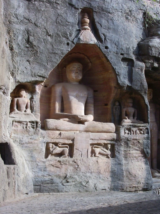 Statues sculptées dans la roche
