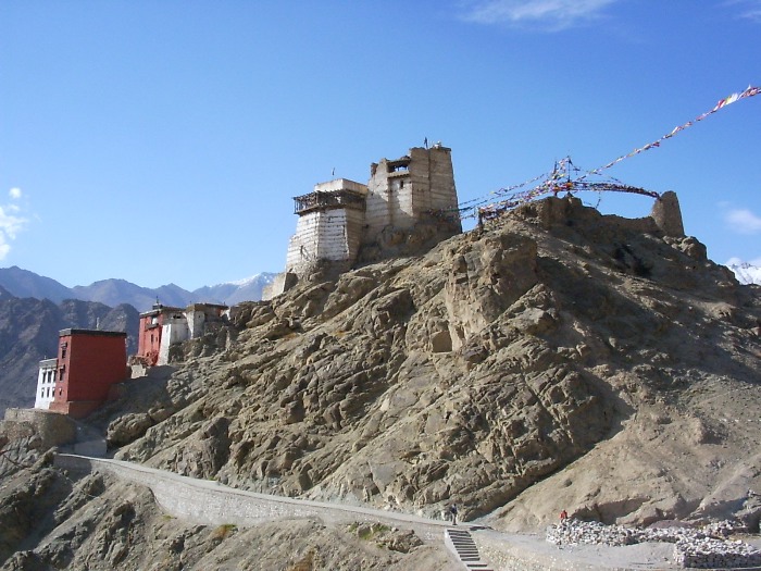 Le Namgyal Tsemo Gompa (monastère bouddhiste)
