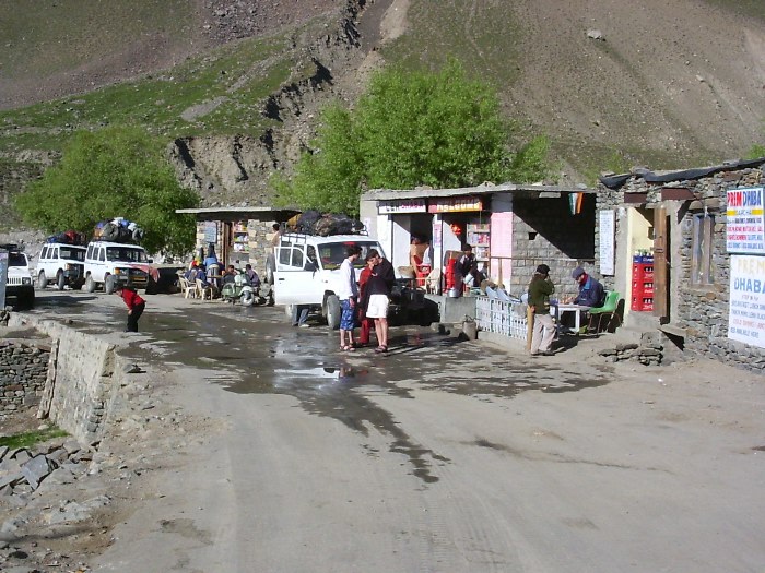 Un village au bord de la la route