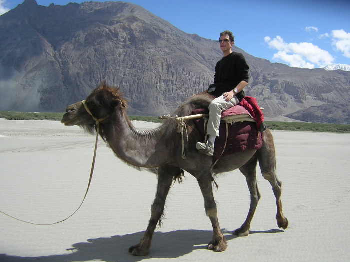 Thimo en promenade en chameau