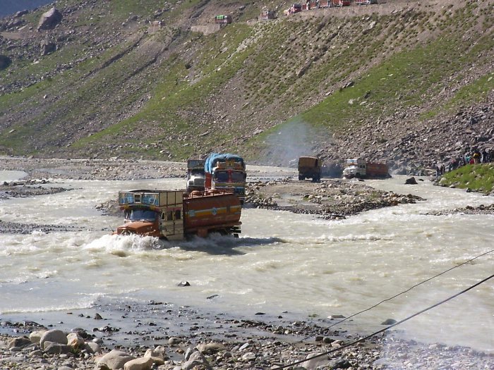 Camions traversant la rivière à gué