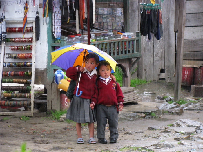 Deux jeunes enfants sous la pluie
