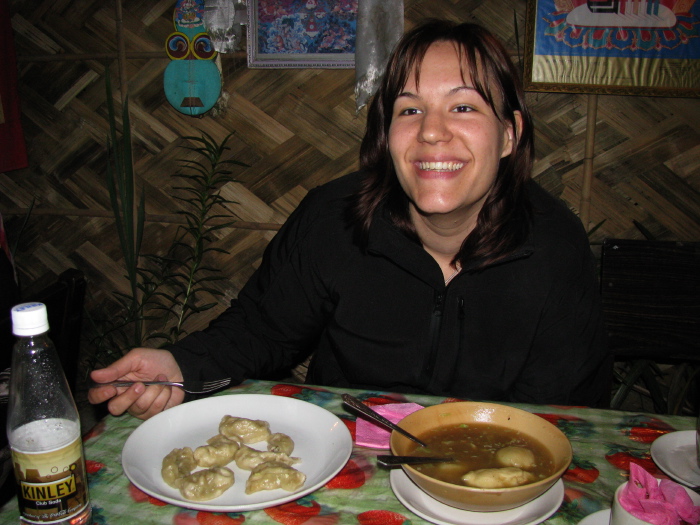 Yvana devant son assiette de momos, la spécialité locale