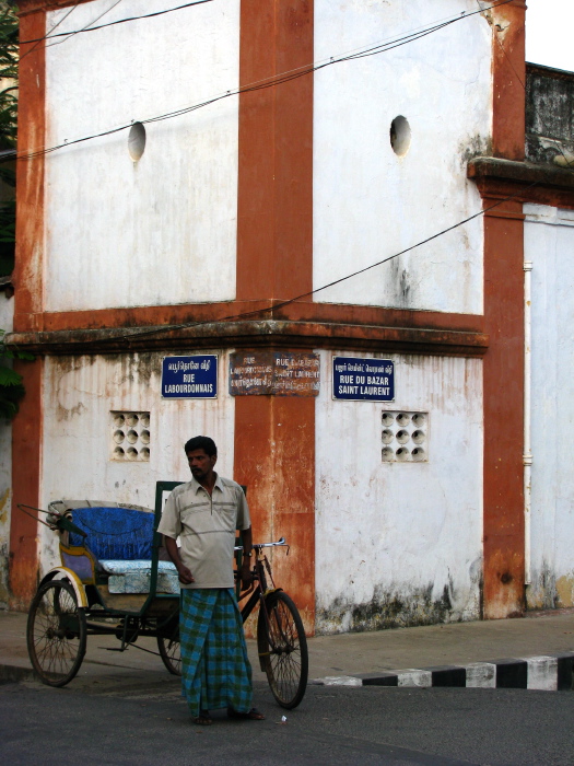 Chauffeur de vélo-rickshaw attendant le client
