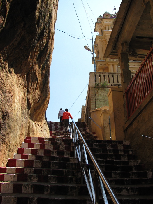 Escaliers pour le sommet du rocher