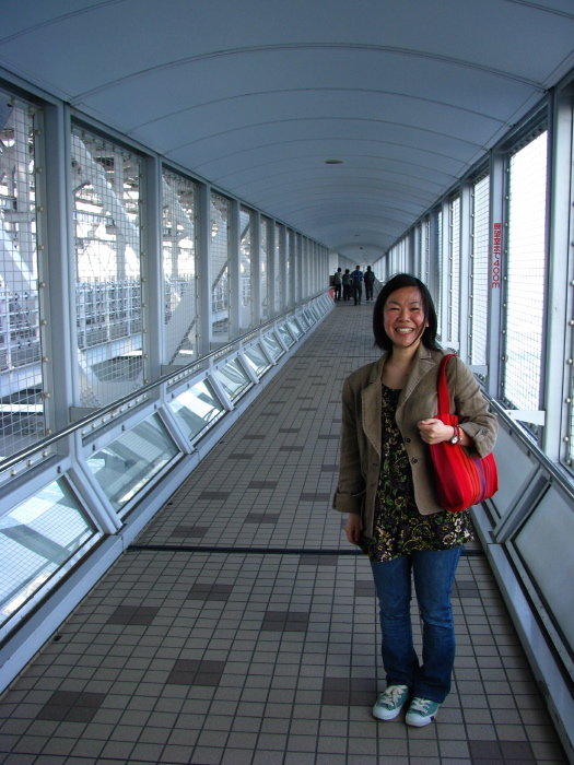 Megumi dans la passerelle d'observation du pont