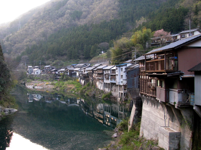 Village en bord de rivière