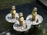 Petites statues sur l'étang du temple