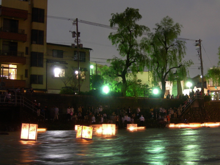 Lampions flottant sur la rivière Asanogawa durant un festival