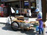 Une marchande de poisson ambulante