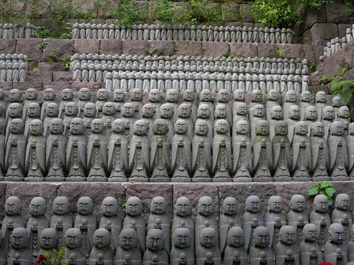 Statuettes dans le jardin du temple