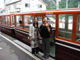 Megumi et Miwako en gare d'Unazuki