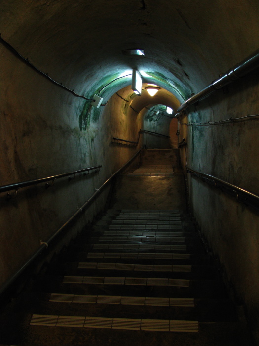 Un des nombreux tunnels creusés dans les collines de Naha durant la guerre