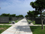 Pierres angulaires listant toutes les victimes de la guerre à Okinawa