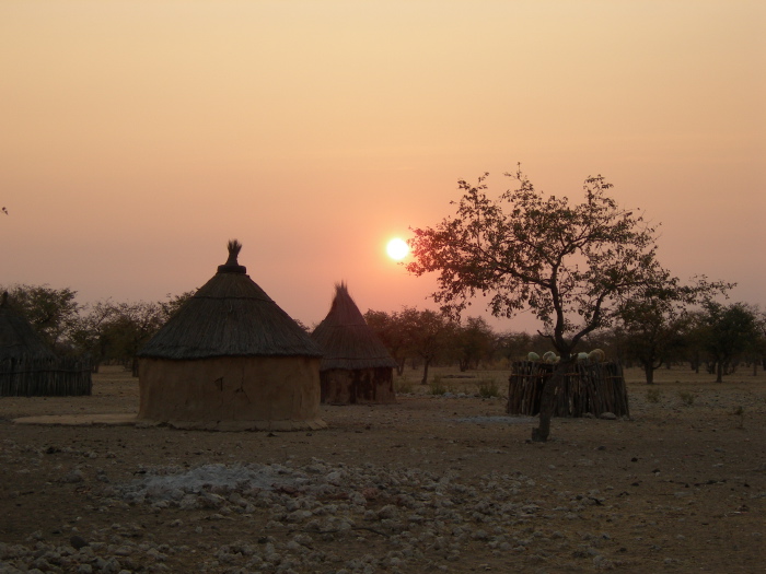 Village au coucher du soleil