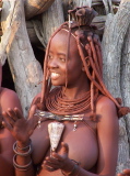 Femme portant l'ohumba, coquillage symbole de la fécondité