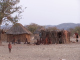Village himba près d'Opuwo