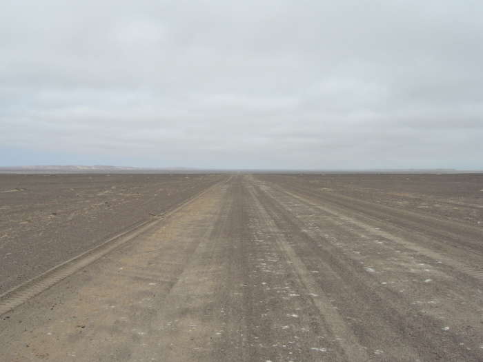 Route à travers un plateau désertique