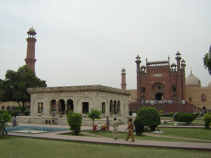 Pavillon devant le portail d'entrée de la mosquée Badshahi