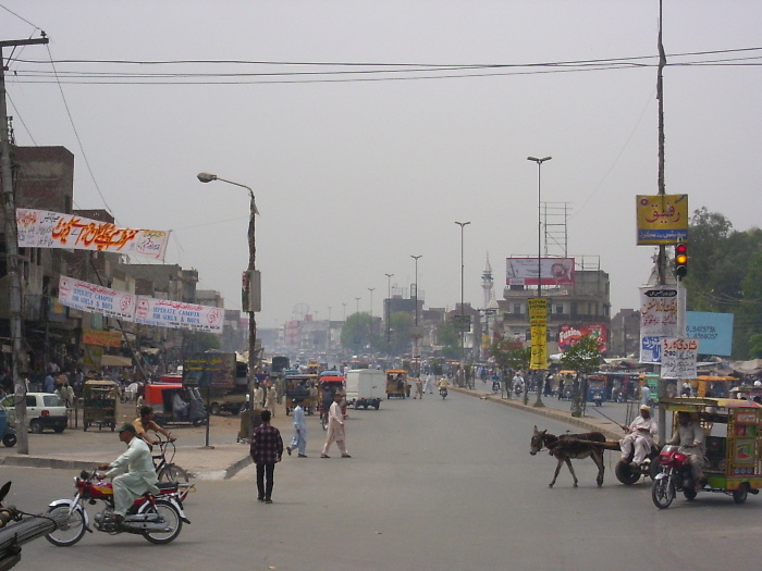 Une avenue à l'entrée de Lahore