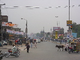 Une avenue à l'entrée de Lahore