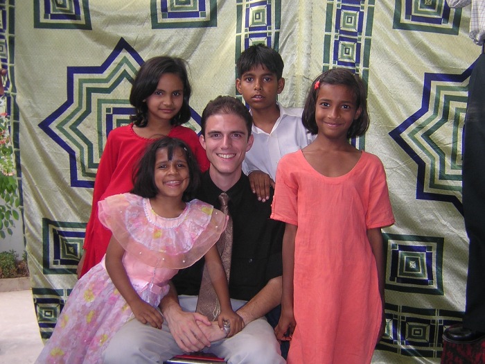 Thimo with children