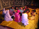 Premier jour: femmes chantant en attendant la mariée