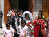 Les mariés à la sortie de l'église